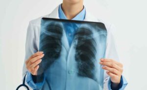 Quelle est la différence entre une pneumonie et une pneumopathie ?-Maurice Vincent